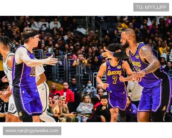 2012季前赛湖人与快船的激烈对决回顾与精彩瞬间分析